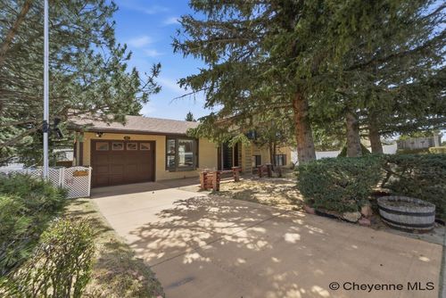 621 Golden Hill St, Cheyenne, WY, 82009-2522 | Card Image