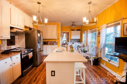 304 Golden Aster Rd, Swannanoa, NC, 28778-8200 | Card Image