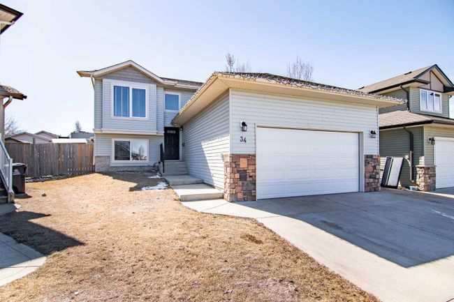 34 Sparrow Close, Home with 3 bedrooms, 2 bathrooms and 2 parking in Blackfalds AB | Image 1