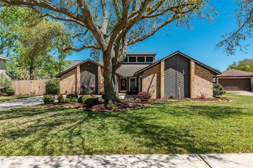 1811 Hunt Dr, Friendswood, TX, 77546-5136 | Card Image
