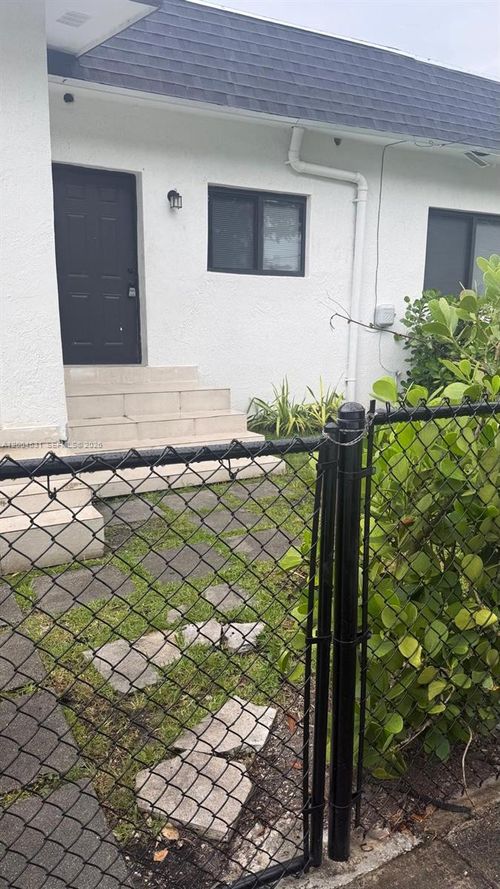 2-1800 Nw 18th Ter, Miami, FL, 33125-1414 | Card Image