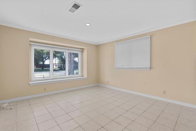 Tiled empty room with ornamental molding | Image 24