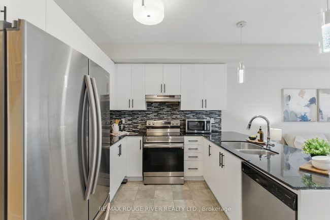 4 Prospect Way, House attached with 3 bedrooms, 3 bathrooms and 1 parking in Whitby ON | Image 6