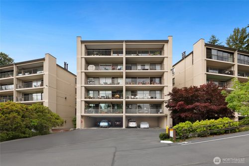 c36-8001 Sand Point Way Ne, Seattle, WA, 98115-6356 | Card Image