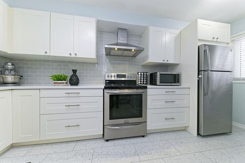 74-80 Lynden Cir, Georgetown, ON, L7G4Y8 | Card Image