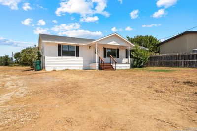 501 Poplar, House other with 3 bedrooms, 2 bathrooms and null parking in Jourdanton TX | Image 3