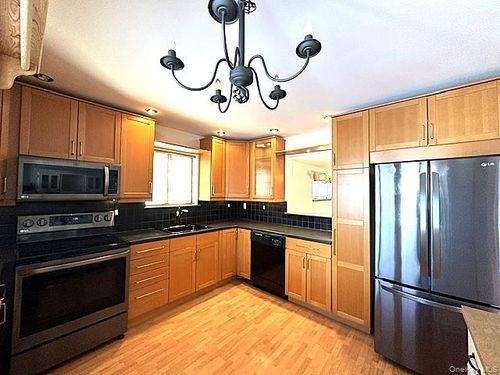 211-211 Falcon Ct, Poughkeepsie, NY, 12603-3543 | Card Image