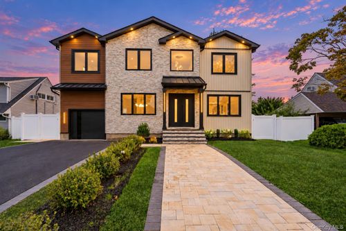 30 Hedge Ln, Westbury, NY, 11590-6552 | Card Image