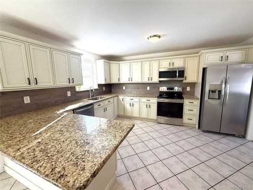 2 New St, Holtsville, NY, 11742-1725 | Card Image