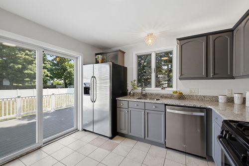 16 Elm St, Reading, MA, 01867-2736 | Card Image