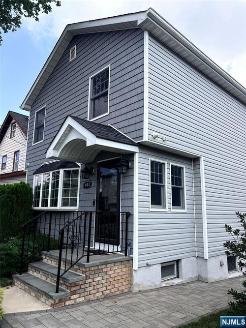 601 10th St, Carlstadt, NJ, 07072-1718 | Card Image