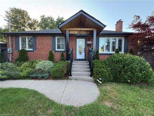 2105 Maplewood Dr, Burlington, ON, L7R2C6 | Card Image