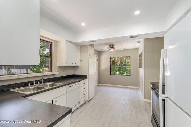 Huge kitchen with breakfast nook | Image 6