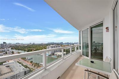 2406 - 4401 Collins Ave, Condo with 1 bedrooms, 2 bathrooms and null parking in Miami Beach FL | Image 2