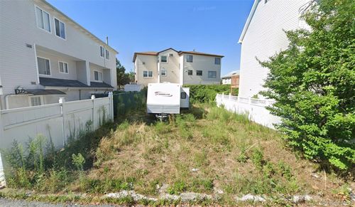 8 Iroquois Street, New York, NY, 10305 | Card Image