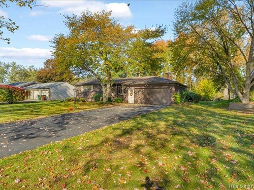 5093 Helene Ave, Shelby Township, MI, 48316-4237 | Card Image