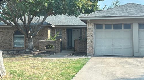 305 Northglen Dr, Hurst, TX, 76054-3024 | Card Image