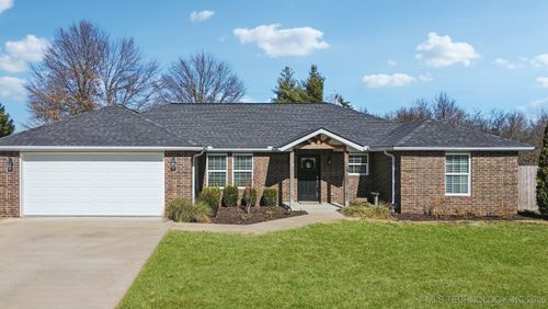 811 E 7th St, Grove, OK, 74344-7125 | Card Image