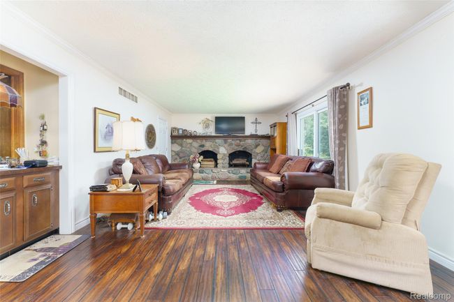 family room | Image 14