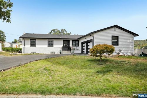 112 Park Pl, Pompton Lakes, NJ, 07442-1022 | Card Image