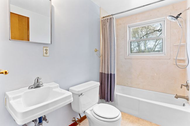 upstairs bathroom | Image 32