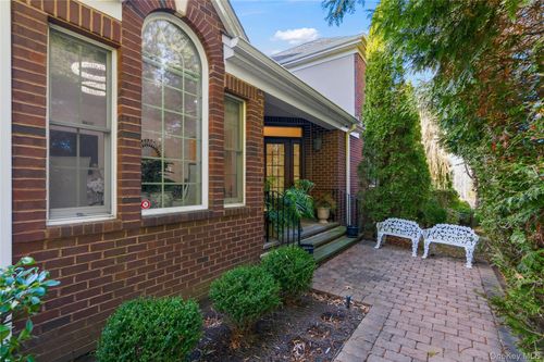 23 Hathaway Ln, Manhasset, NY, 11030-4117 | Card Image