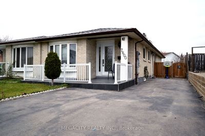 7800 Priory Cres, House attached with 3 bedrooms, 2 bathrooms and 4 parking in Mississauga ON | Image 2