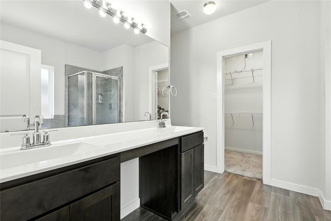 Enjoy seating area for make-up area. | Image 12