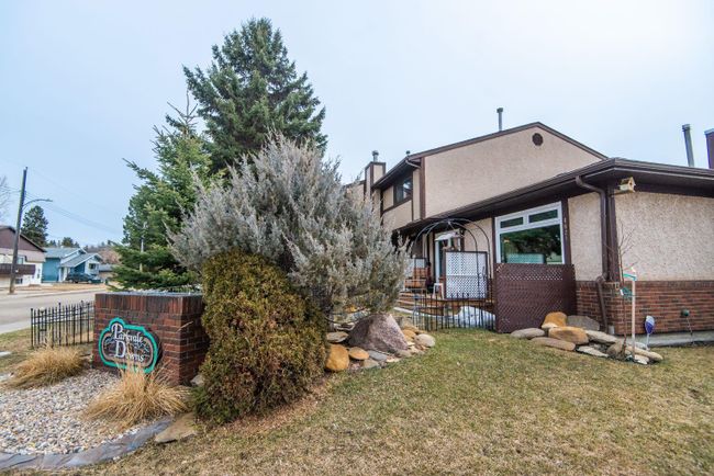 4621 44 Street, Home with 2 bedrooms, 3 bathrooms and 1 parking in Red Deer AB | Image 3