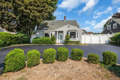 9 Academy Ln, Levittown, NY, 11756-2628 | Card Image