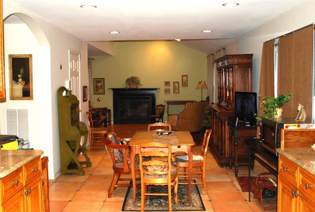 Eat-in-kitchen area | Image 15