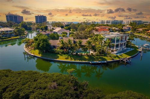 560 Harbor Cove Cir, LONGBOAT KEY, FL, 34228-3544 | Card Image