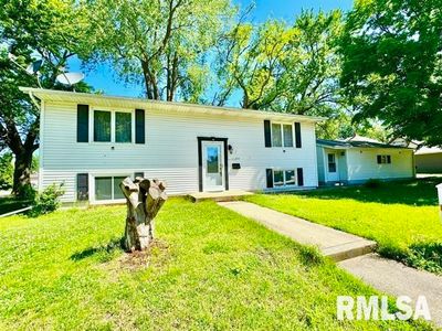 1190 24 Th Street, House other with 3 bedrooms, 1 bathrooms and null parking in Moline IL | Image 2