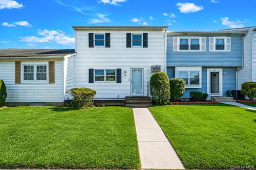 5 Hampton Ct, Coram, NY, 11727-1627 | Card Image