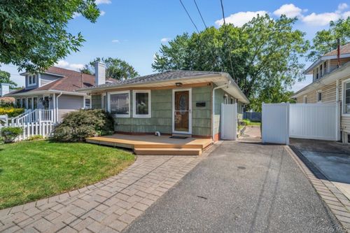2761 Harvard Pl, Baldwin, NY, 11510-4112 | Card Image