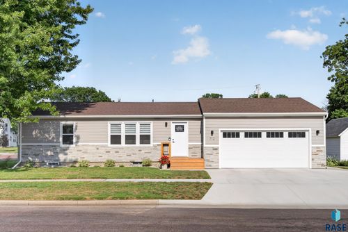 712 N Vermont Ave, Dell Rapids, SD, 57022-1329 | Card Image