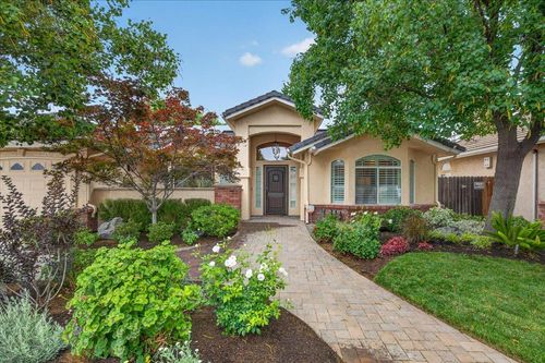 2831 Indianapolis Ave, Clovis, CA, 93611-6084 | Card Image