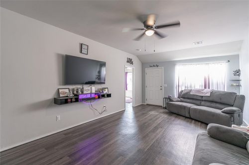 525 W Ava Dr, Mustang, OK, 73064-2664 | Card Image