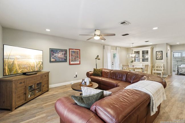 503 Mockingbird Ln, House other with 3 bedrooms, 2 bathrooms and null parking in Devine TX | Image 4