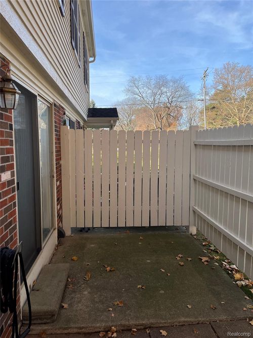 7666 Woodview Dr, Waterford, MI, 48327-4179 | Card Image