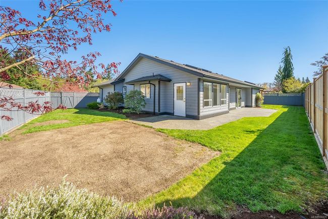 704 Sutton Pl, House other with 3 bedrooms, 2 bathrooms and 3 parking in Qualicum Beach BC | Image 24