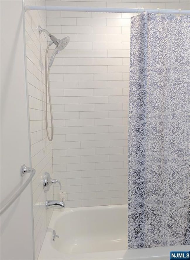 230 Orchard Park, House attached with 2 bedrooms, 2 bathrooms and null parking in Allendale NJ | Image 6