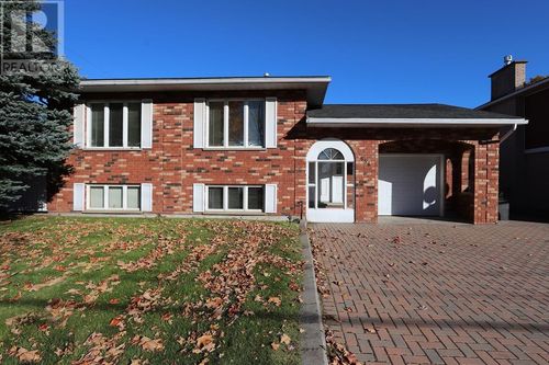856 Pine St, Sault Ste. Marie, ON, P6B3G3 | Card Image