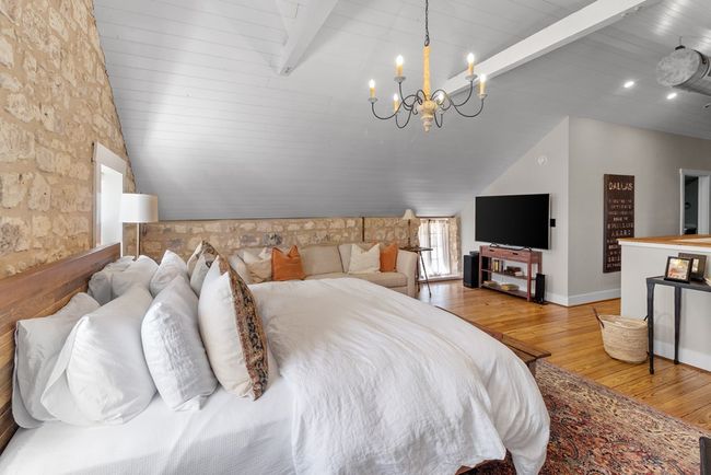 125 W San Antonio St, Home with 2 bedrooms, 3 bathrooms and 2 parking in Fredericksburg TX | Image 17