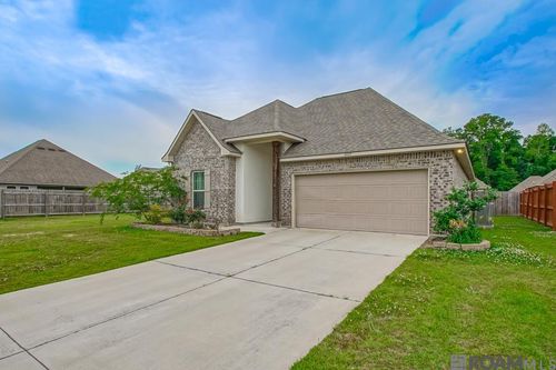 8897 Dalwood Dr, Denham Springs, LA, 70726-6753 | Card Image