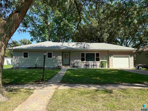 728 S Cherry St, Freeman, SD, 57029-2332 | Card Image
