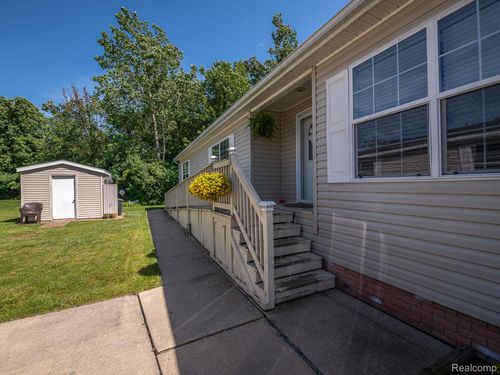 29703 Vinewood Ln, Gibraltar, MI, 48173-1253 | Card Image