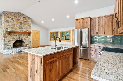 575 Croft Way, Bakersville, NC, 28705-6911 | Card Image