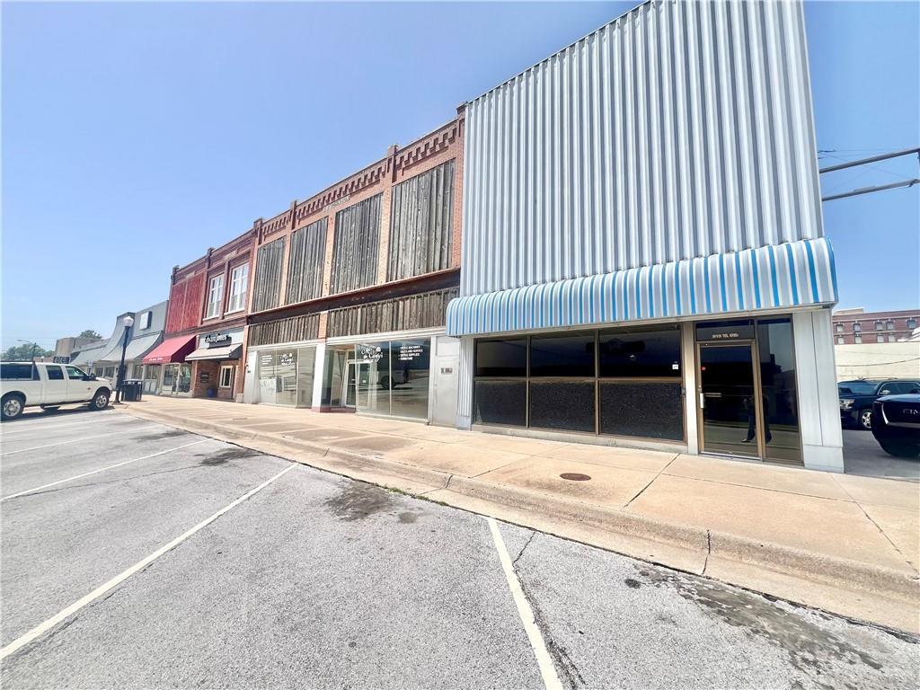 210 9th St, Coffeyville, KS 67337-5812
