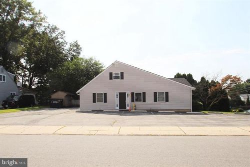 3215 Edgmont Ave, BROOKHAVEN, PA, 19015-3104 | Card Image